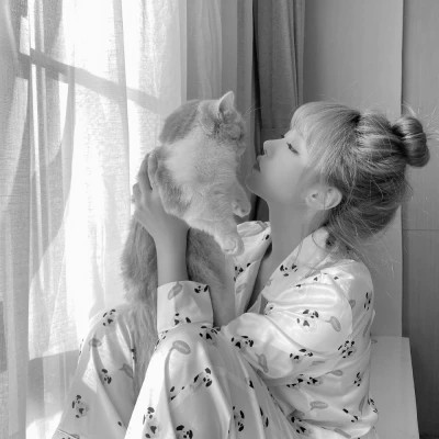 黑白系女生抱猫头像真人图片