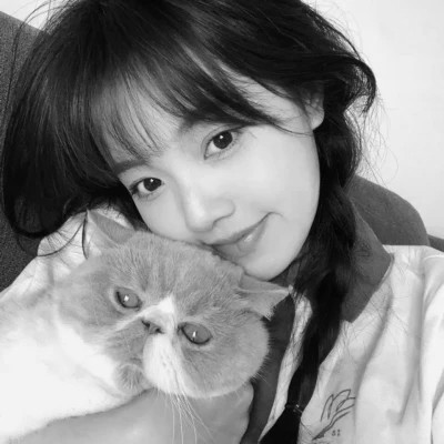 黑白系女生抱猫头像真人图片