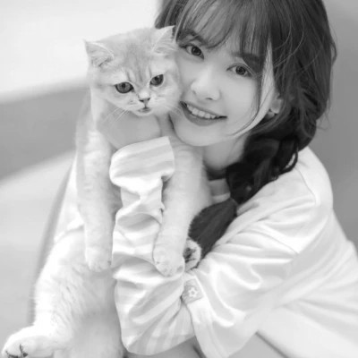 黑白系女生抱猫头像真人图片