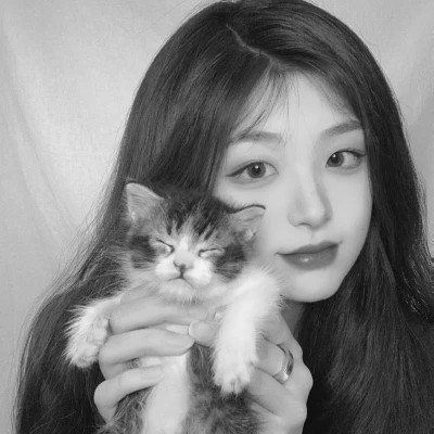 黑白系女生抱猫头像真人图片