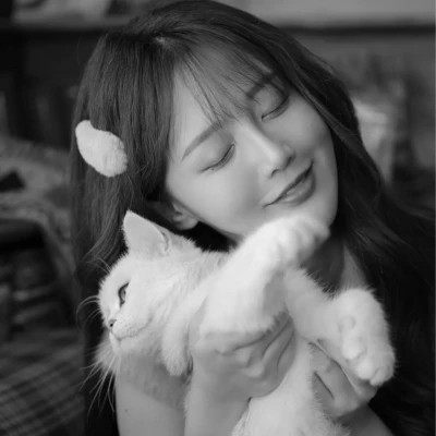 黑白系女生抱猫头像真人图片