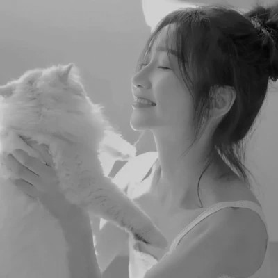 黑白系女生抱猫头像真人图片