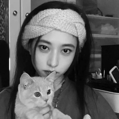 黑白系女生抱猫头像真人图片
