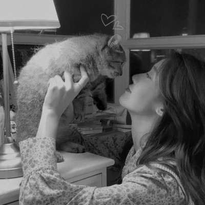 黑白系女生抱猫头像真人图片