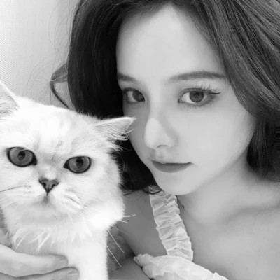 黑白系女生抱猫头像真人图片