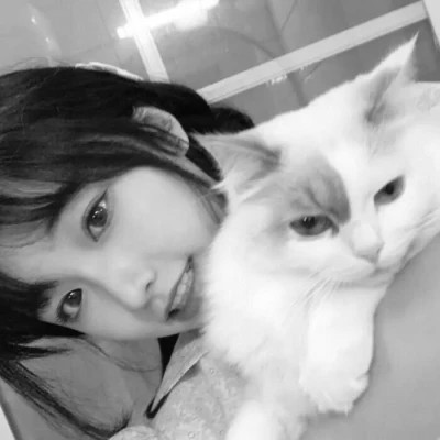 黑白系女生抱猫头像真人图片