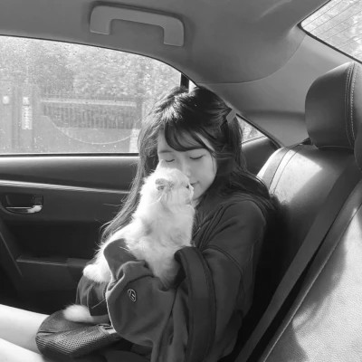 黑白系女生抱猫头像真人图片