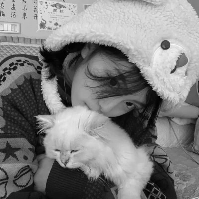 黑白系女生抱猫头像真人图片