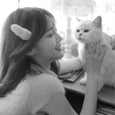 黑白系女生抱猫头像真人图片