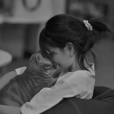 黑白系女生抱猫头像真人图片