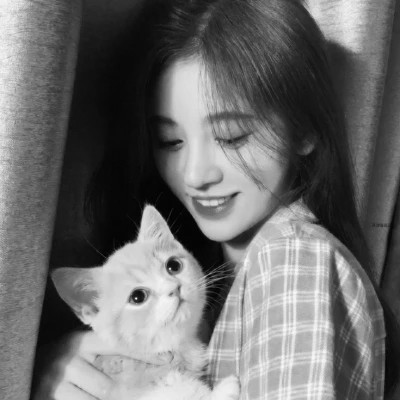 黑白系女生抱猫头像真人图片