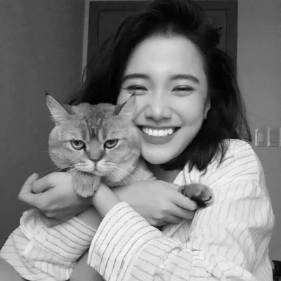 黑白系女生抱猫头像真人图片