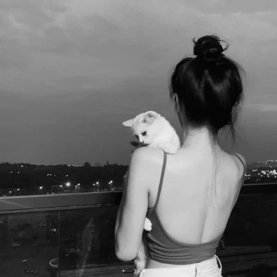 黑白系女生抱猫头像真人图片
