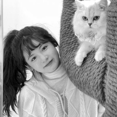 黑白系女生抱猫头像真人图片