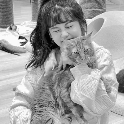 黑白系女生抱猫头像真人图片