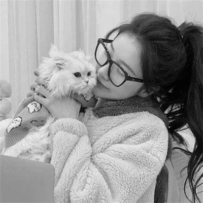 黑白系女生抱猫头像真人图片