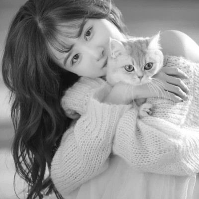 黑白系女生抱猫头像真人图片