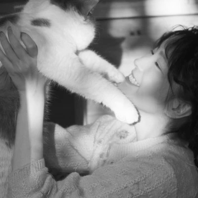 黑白系女生抱猫头像真人图片