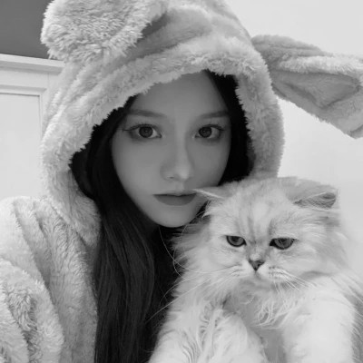 黑白系女生抱猫头像真人图片