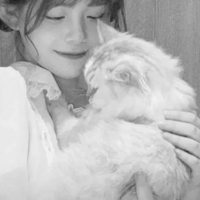 黑白系女生抱猫头像真人图片