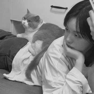 黑白系女生抱猫头像真人图片
