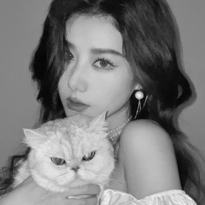 黑白系女生抱猫头像真人图片