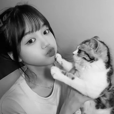 黑白系女生抱猫头像真人图片
