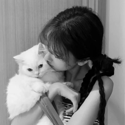 黑白系女生抱猫头像真人图片
