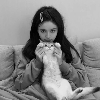 黑白系女生抱猫头像真人图片