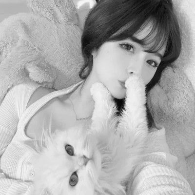 黑白系女生抱猫头像真人图片