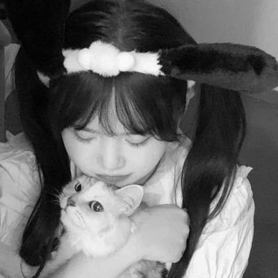 黑白系女生抱猫头像真人图片