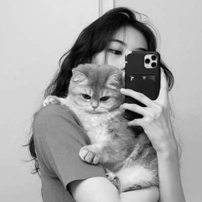 黑白系女生抱猫头像真人图片
