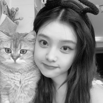 黑白系女生抱猫头像真人图片