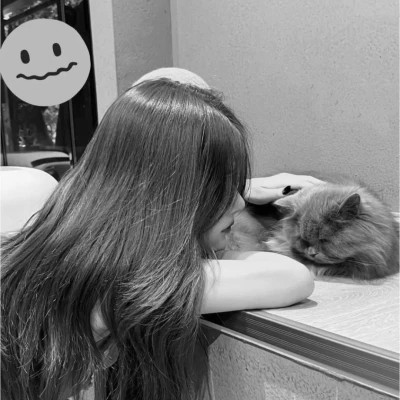 黑白系女生抱猫头像真人图片