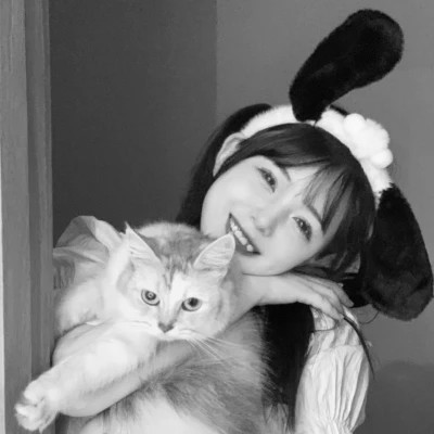 黑白系女生抱猫头像真人图片