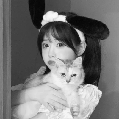 黑白系女生抱猫头像真人图片