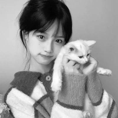 黑白系女生抱猫头像真人图片