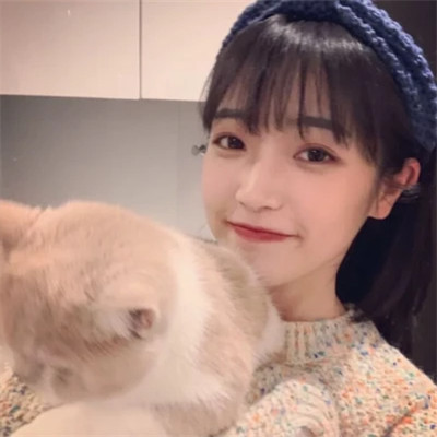 2025最新抱猫女头像好看图片