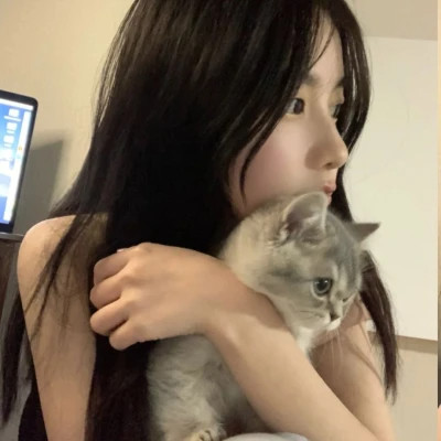 2025最新抱猫女头像好看图片