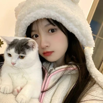 2025最新抱猫女头像好看图片