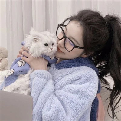 2025最新抱猫女头像好看图片