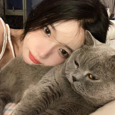 2025最新抱猫女头像好看图片