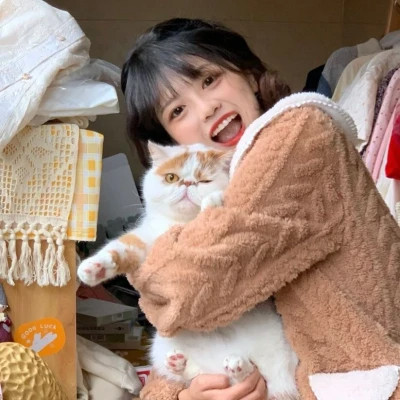 2025最新抱猫女头像好看图片