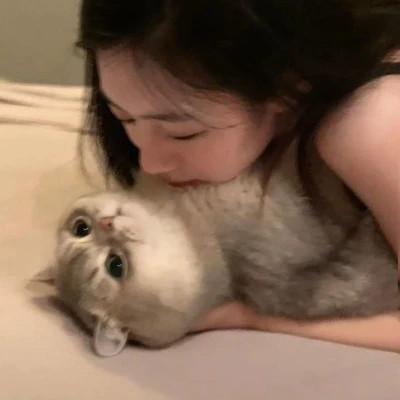 2025最新抱猫女头像好看图片