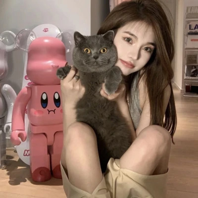 2025最新抱猫女头像好看图片