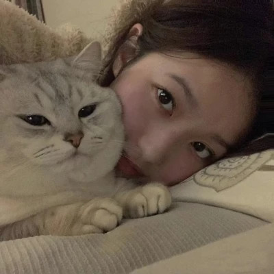 2025最新抱猫女头像好看图片