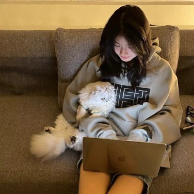 2025最新抱猫女头像好看图片