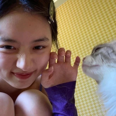 2025最新抱猫女头像好看图片