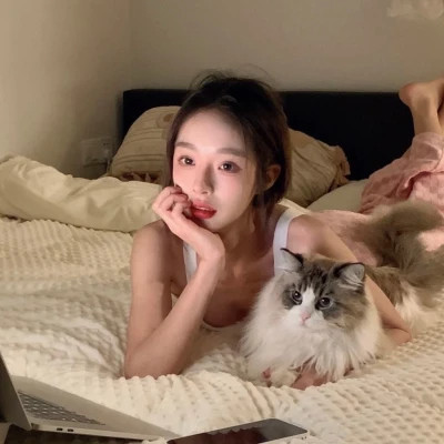2025最新抱猫女头像好看图片
