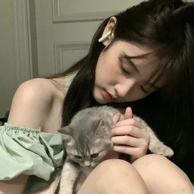 2025最新抱猫女头像好看图片